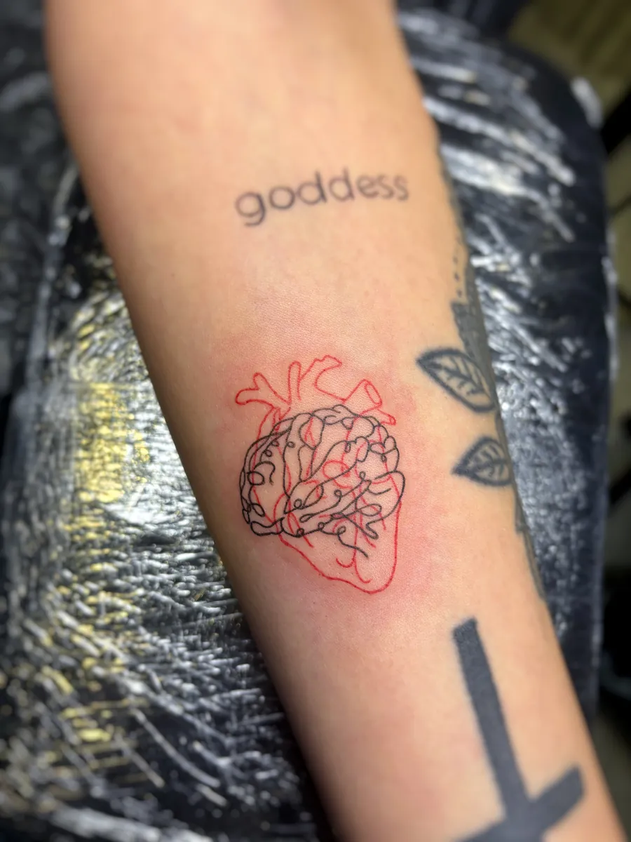Anatomisches Herz in Rot mit Schriftzug goddess
