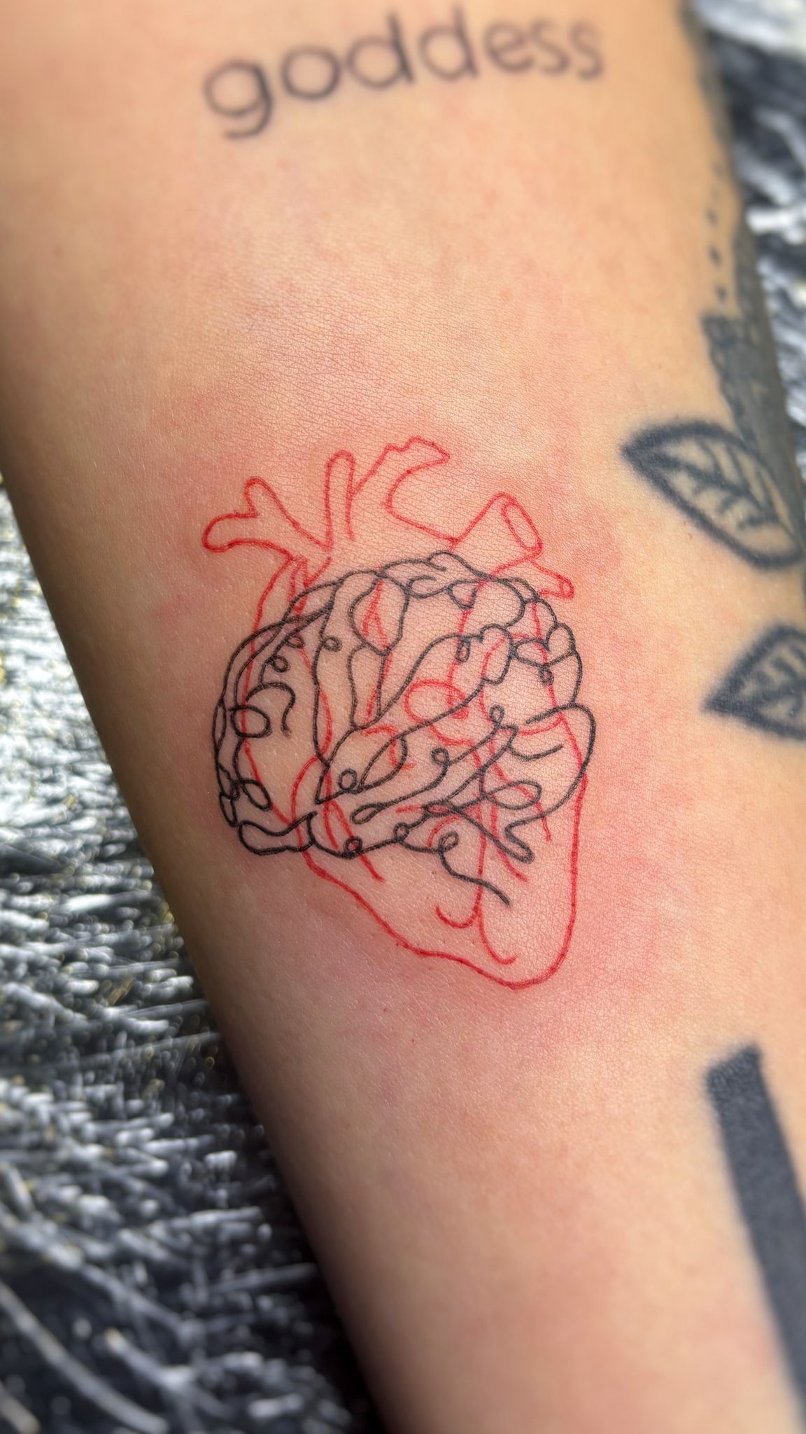 Herz Gehirn Fineline Tattoo