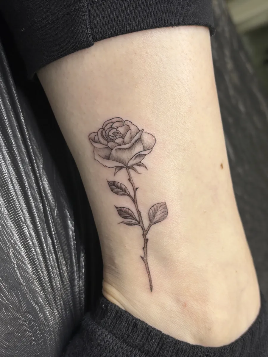 Fineline Rose an der Körperseite