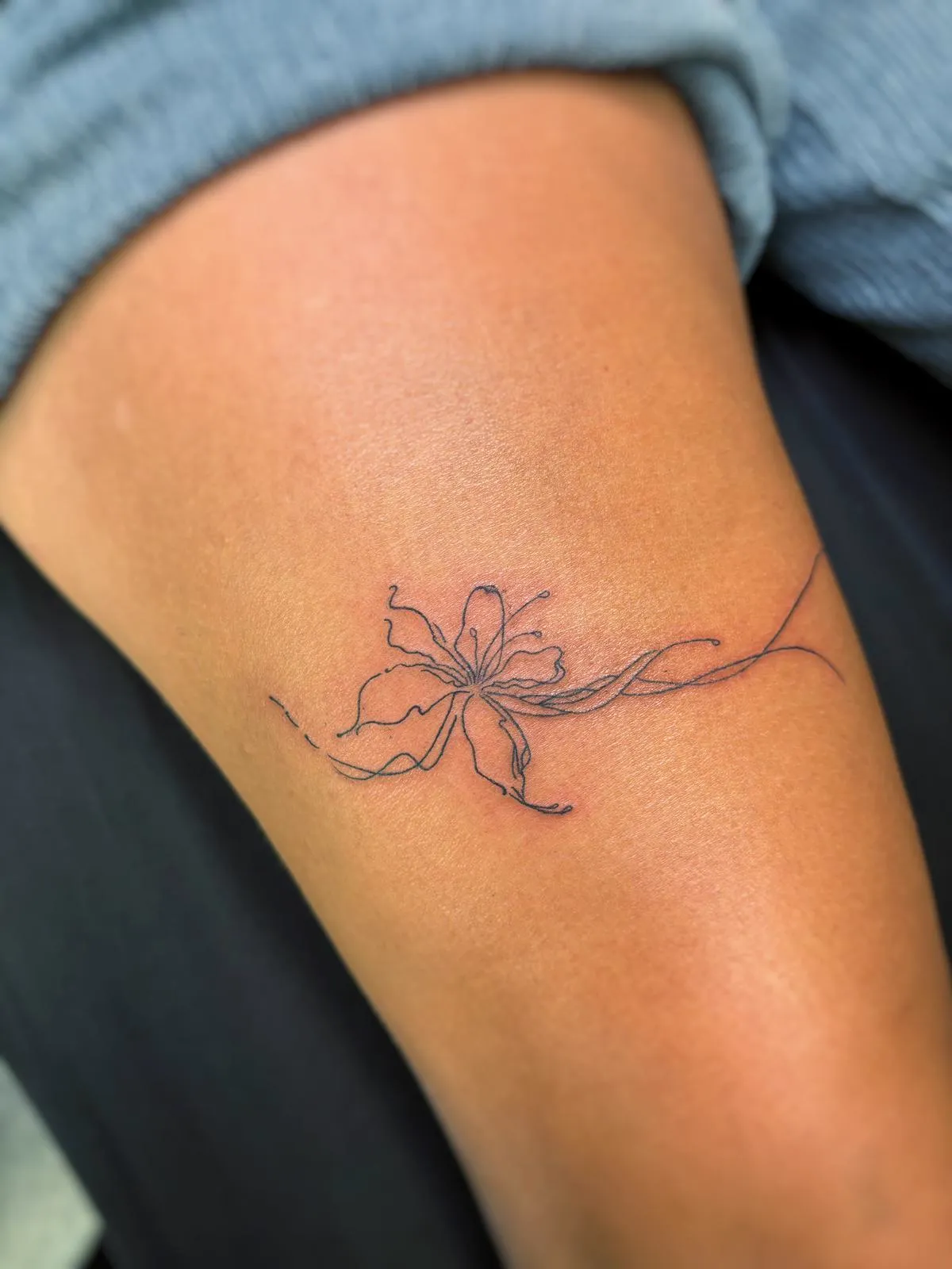 Fineline Blumen-Tattoo